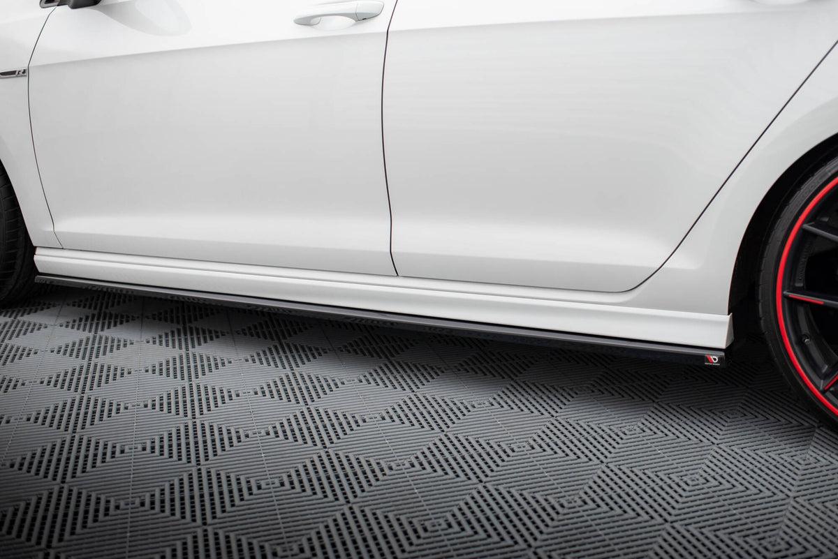 Nærbilde av sideskjørt-diffuser V.3 i ABS-plast for VW Golf MK7