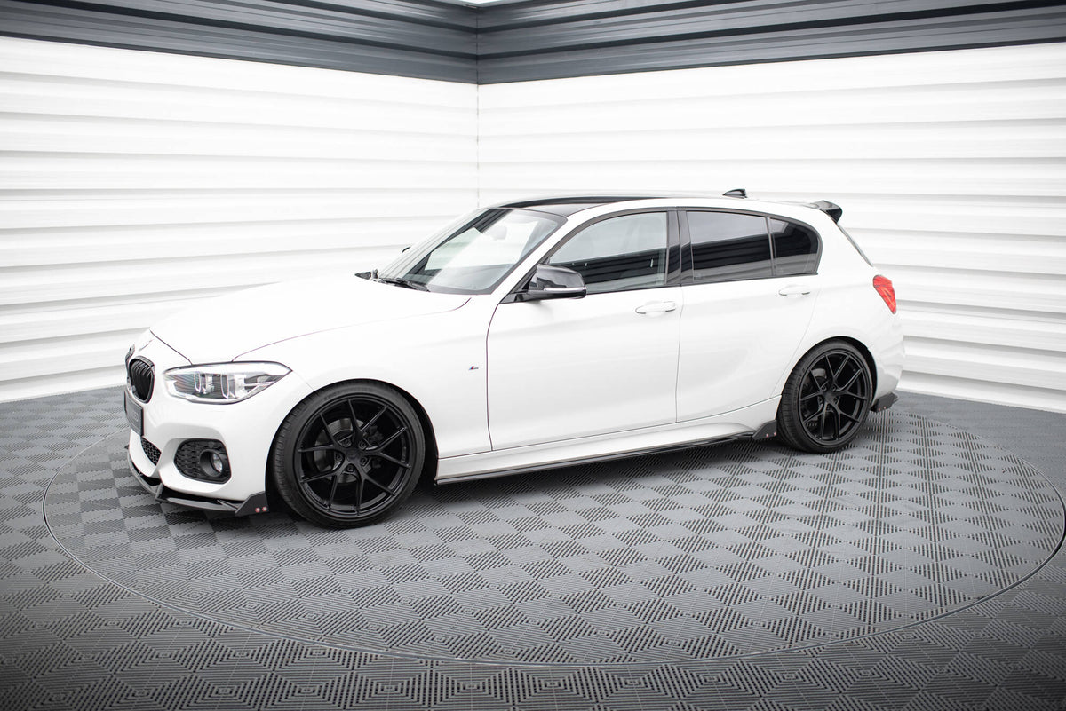 Nærbilde av sideskjørt V.4 for BMW F20 M140I facelift med aggressive linjer og presis passform