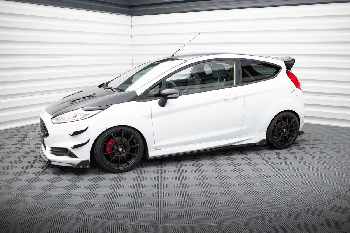 Nærbilde av Racing Durability sideskjørt med UV-belegg til Ford Fiesta MK7 ST-Line