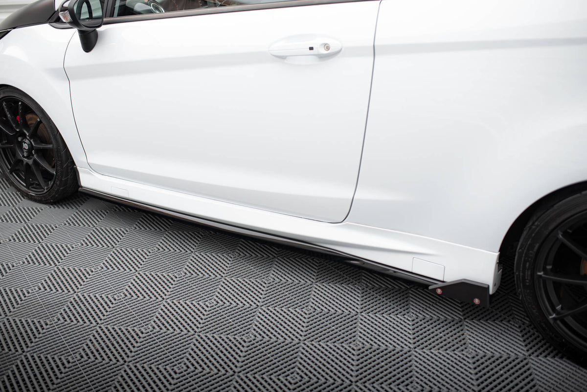 Maxton Design sideskjørt V.4 montert på Ford Fiesta MK7, sidevisning langs terskelen