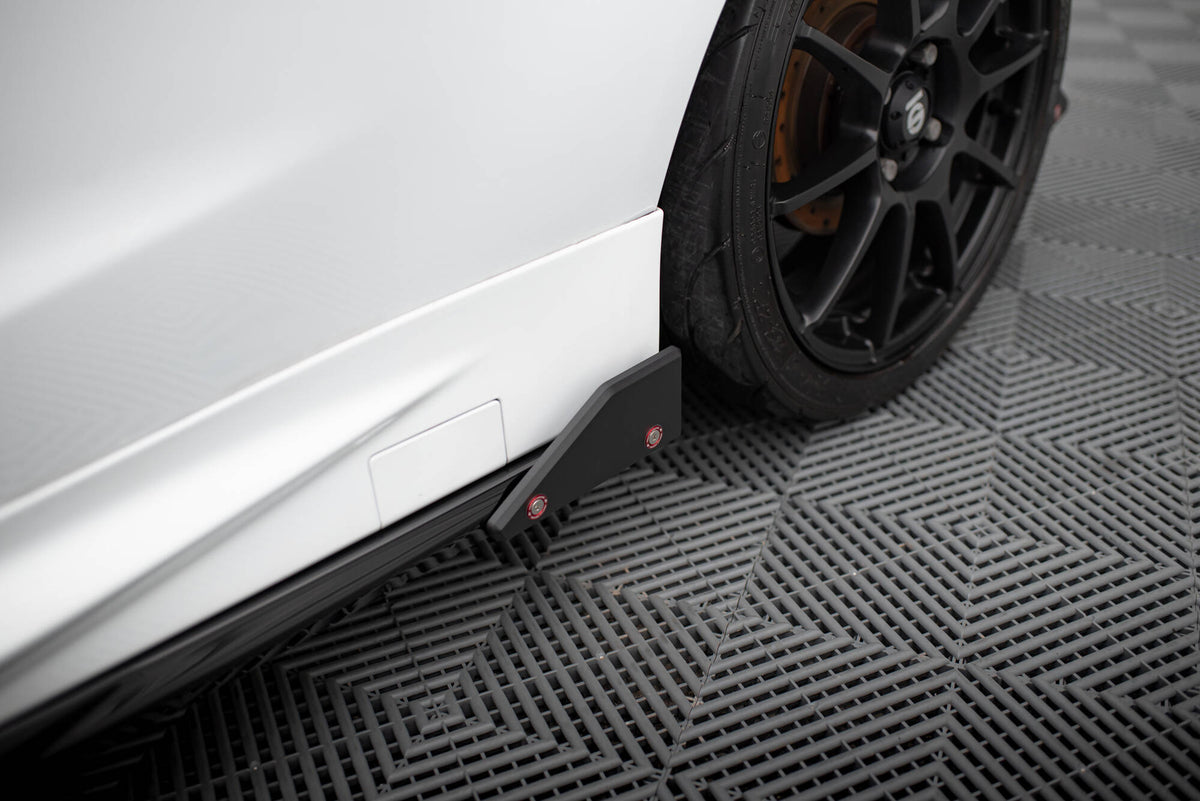 Komplett sett med sideskjørt og flaps til Ford Fiesta ST MK7 i skrå vinkel