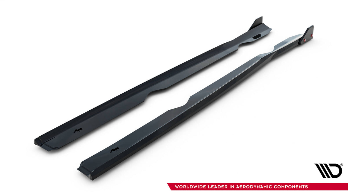 Detaljbilde av matt svart flaps og sideskjørt V.4 til Ford Fiesta MK7 ST-Line