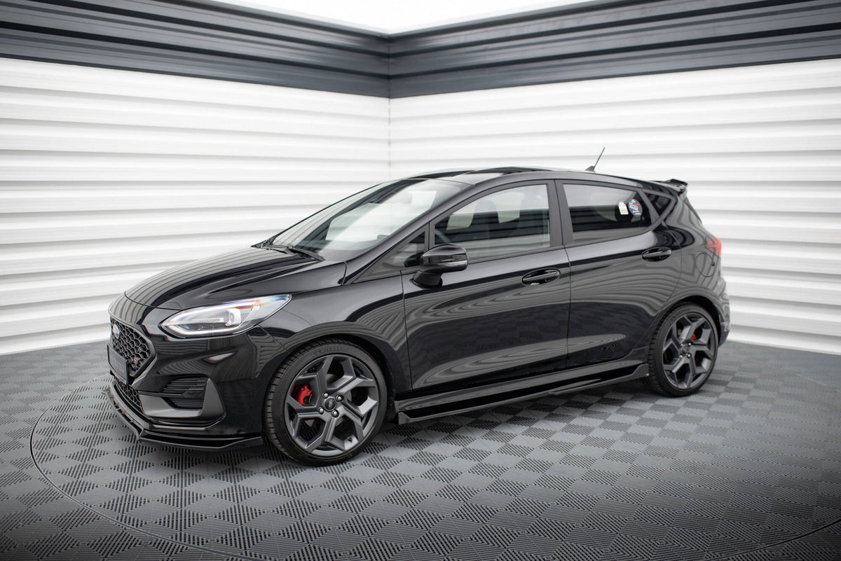 Nærbilde av sideskjørt V.4 for Ford Fiesta MK8 ST-Line i strukturert svart finish