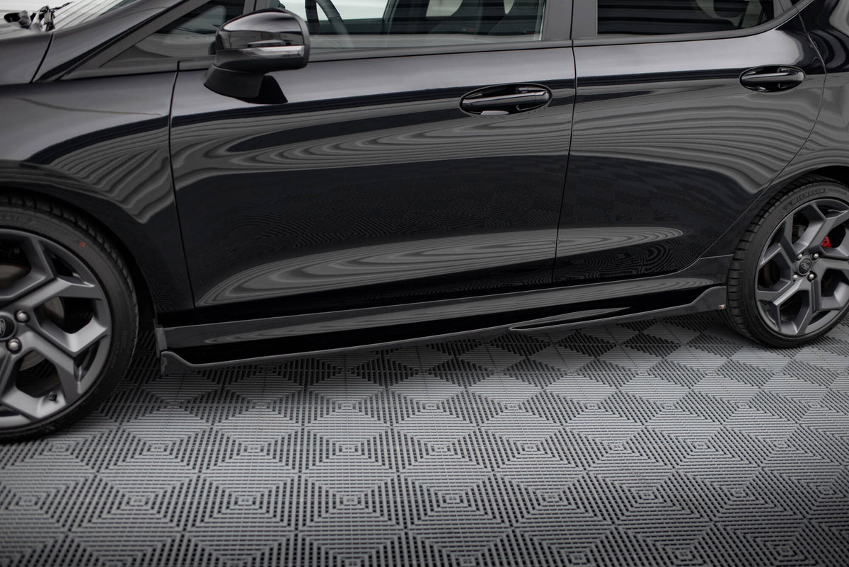 Sideskjørt-diffuser V.4 til Ford Fiesta MK8 ST fra Maxton Design, sett i skrå vinkel