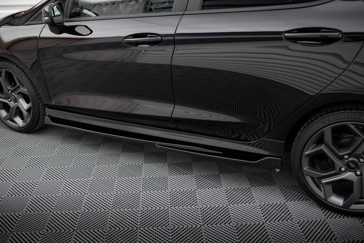 Maxton Design sideskjørt-diffusere V.4 montert på Ford Fiesta MK8 ST, sidevisning