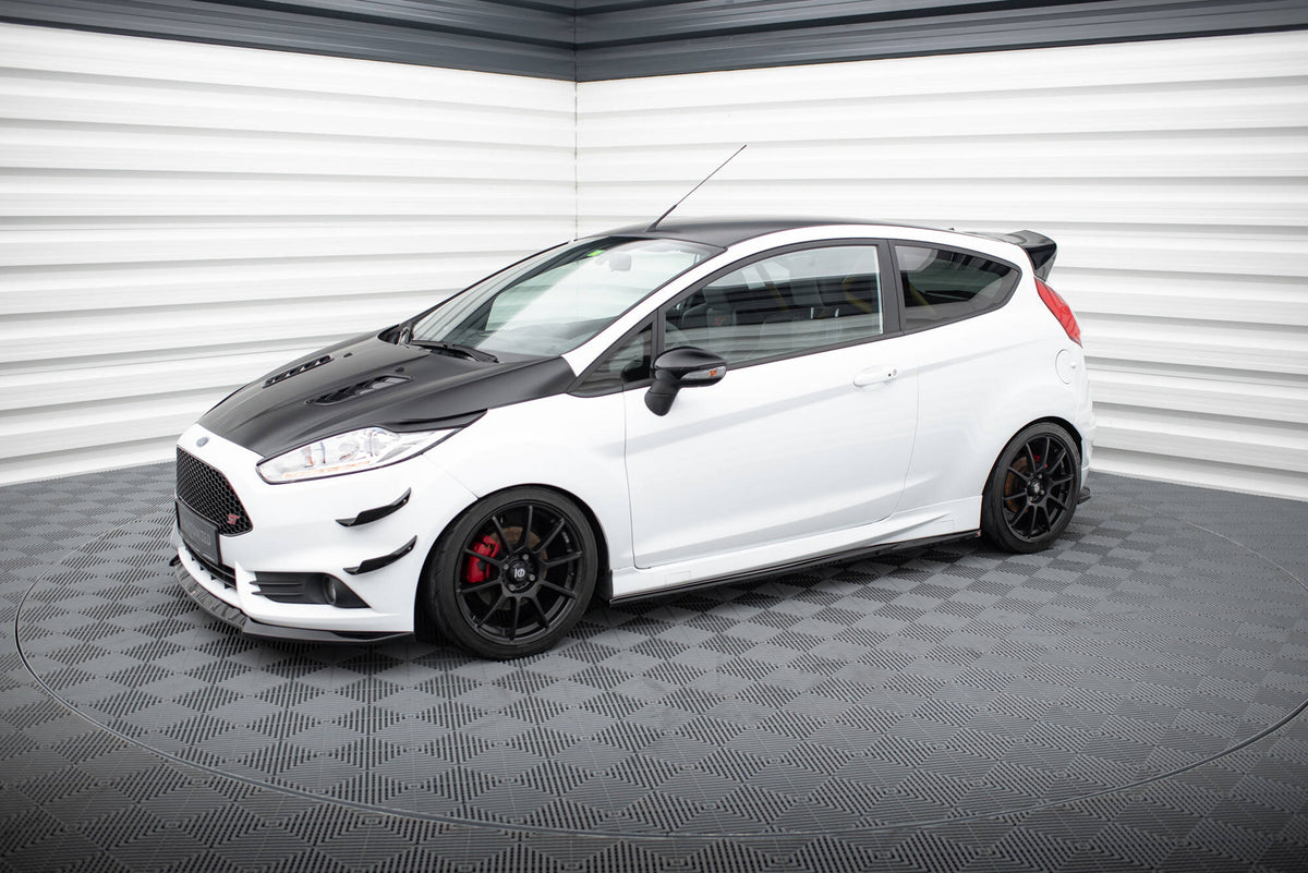 Maxton Design sideskjørt V.4 montert på Ford Fiesta MK7 i nærbilde