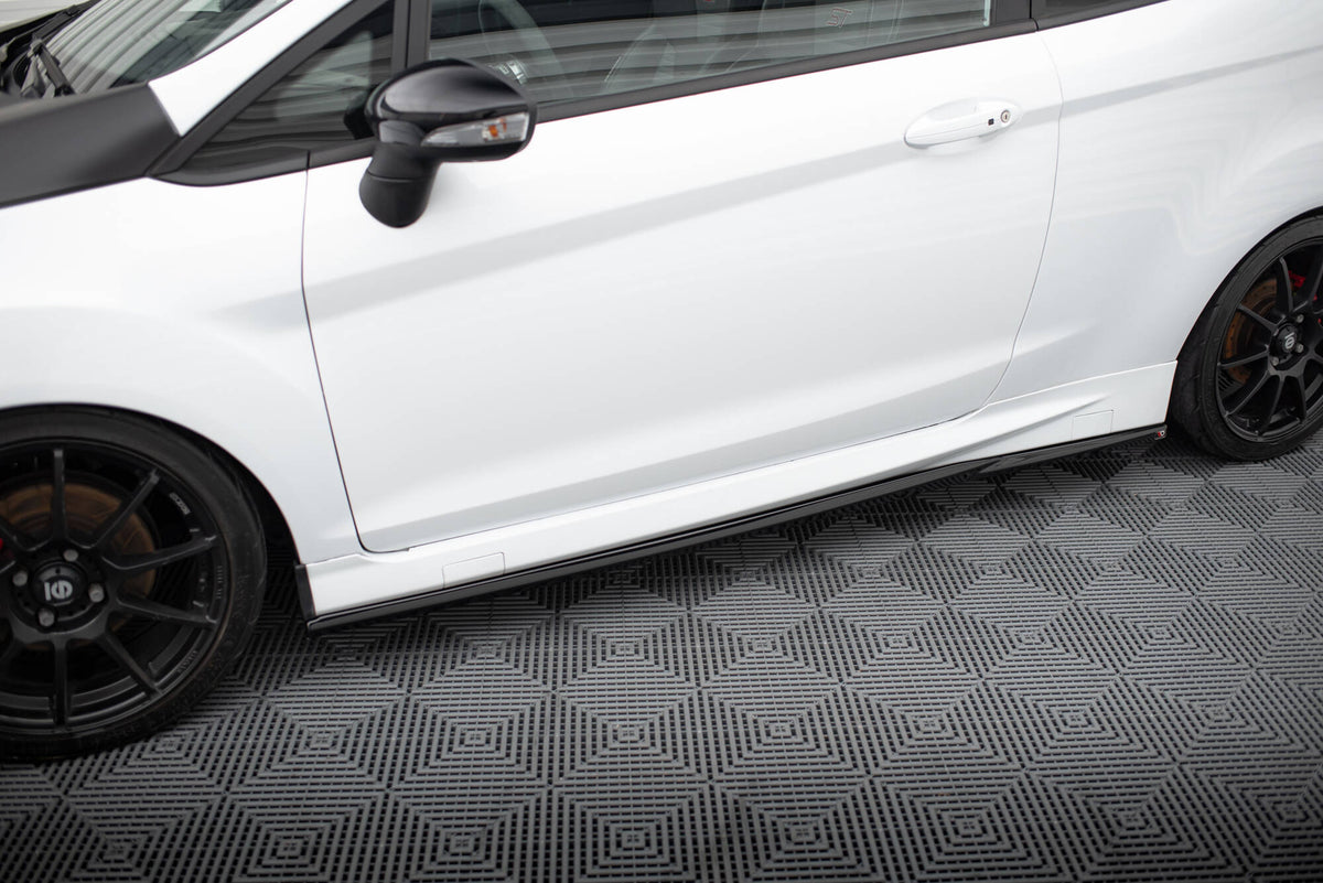 Sideskjørt diffusor V.4 for Ford Fiesta MK7 ST sett fra skrå vinkel