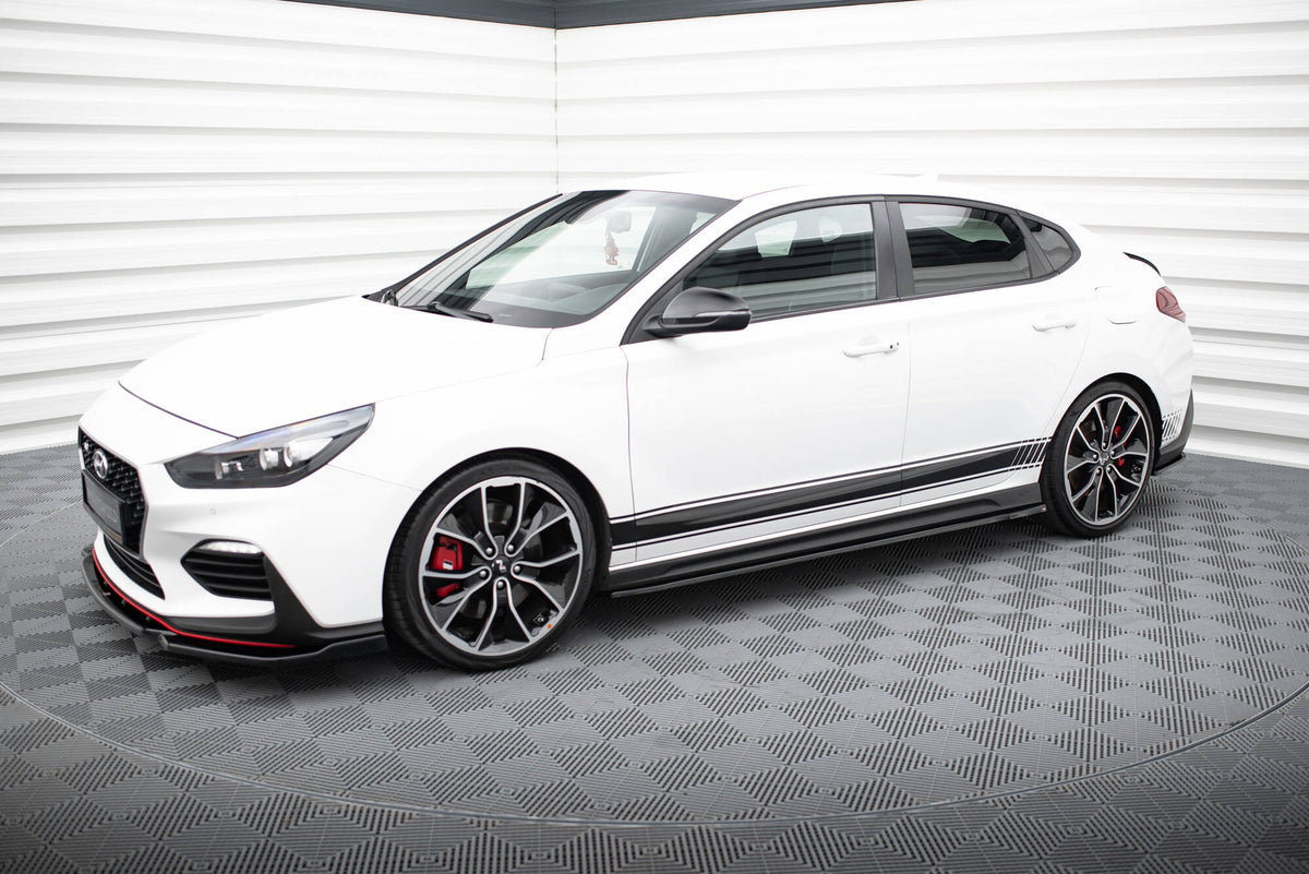 Maxton Design sideskjørt montert på Hyundai i30 N Fastback, sidevisning