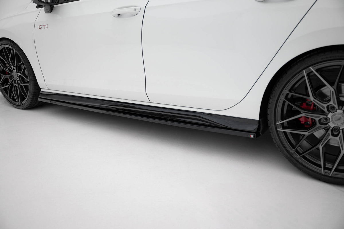 Sideskjørt V.4 for VW Golf 8 GTI Clubsport / GTI montert på bil med sportslig styling