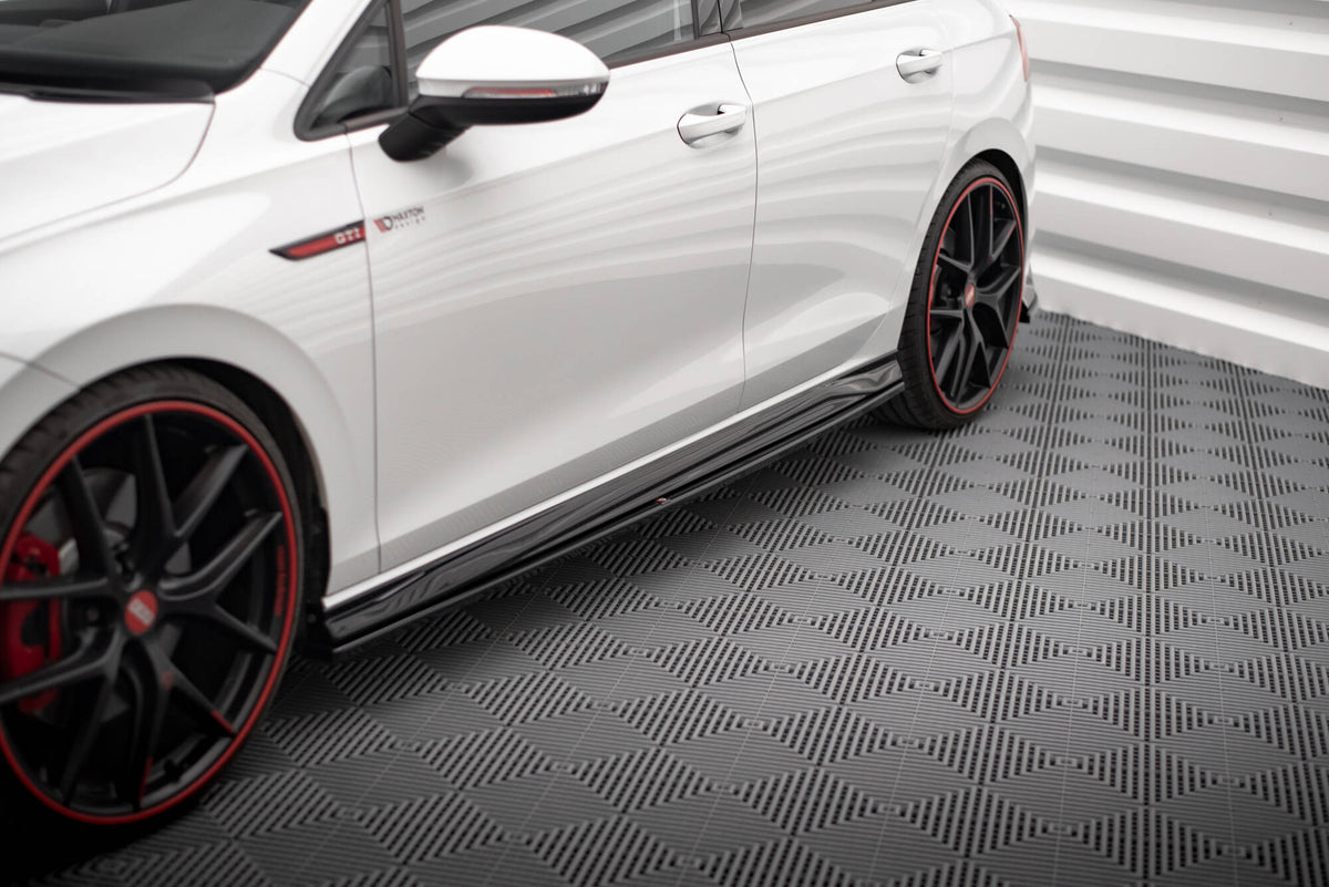 Sidepanel V.4 til VW Golf 8 GTI Clubsport / GTI – nærbilde av overflaten med blank svart finish