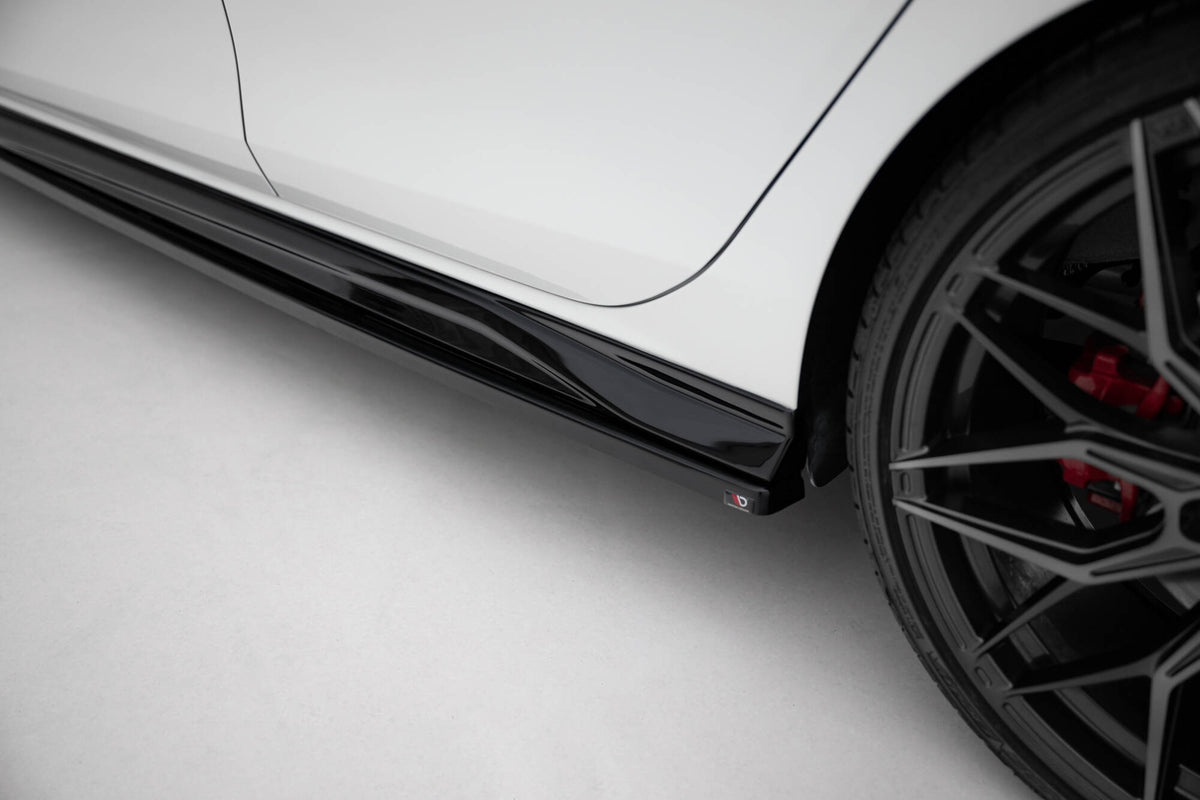 Sidepanel V.4 til VW Golf 8 GTI Clubsport / GTI – nærbilde av overflatestruktur i sort ABS-plast