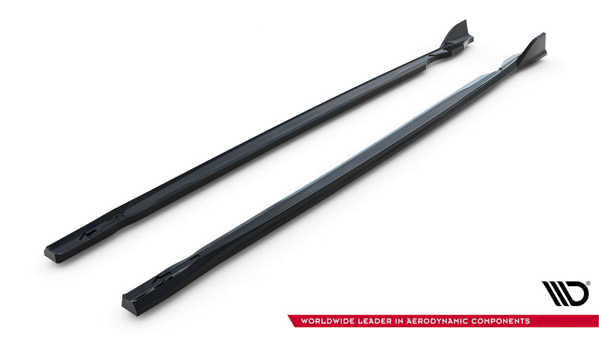 Sidepanel V.4 til VW Golf 8 R Facelift – nærbilde av overflaten med blank svart finish