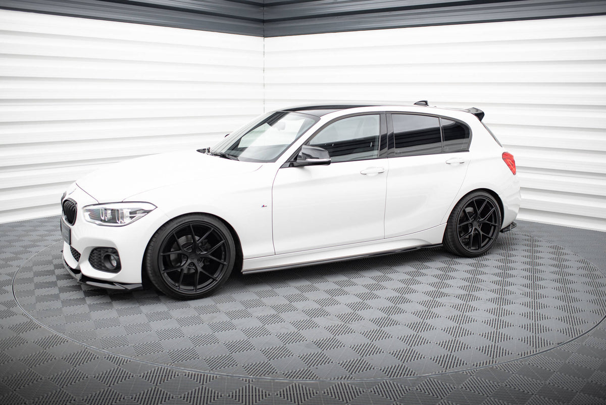Nærbilde av sideskjørt V.5 for BMW F20 M140I Facelift med aggressive linjer og presis passform