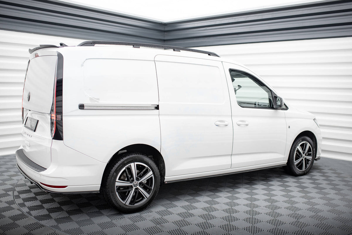 Maxton Design sideskjørt for VW Caddy Maxi Mk5 vist fra skrå vinkel med synlig profil og konturer