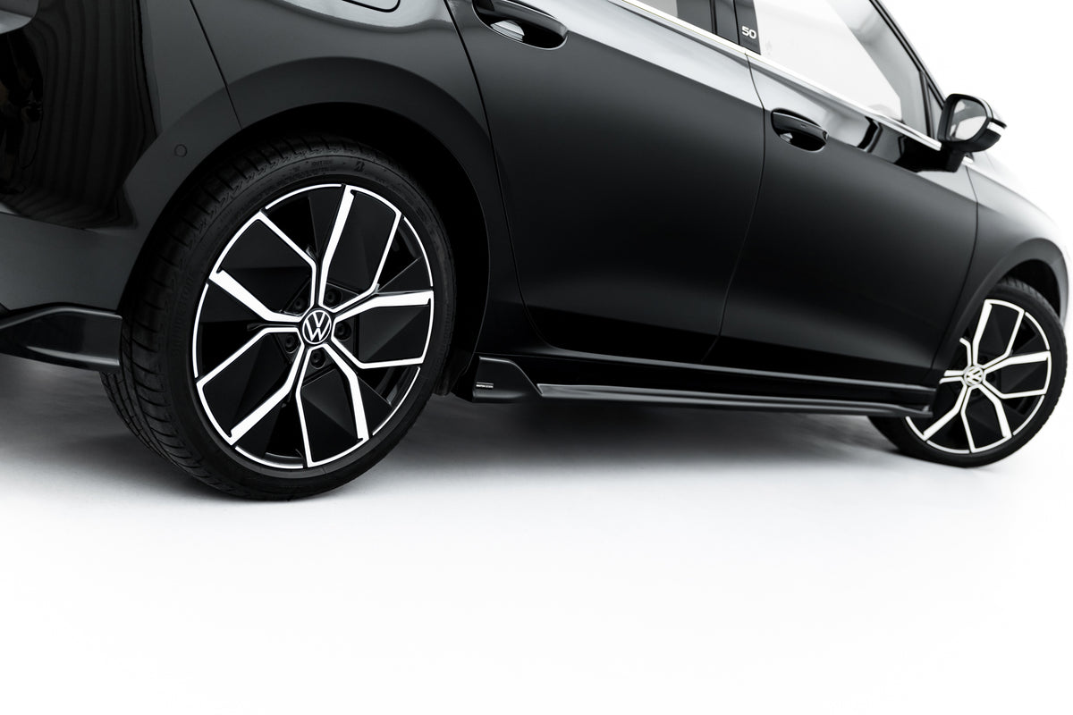 Sidepanel til VW Golf 8 Facelift – nærbilde av overflatestruktur i sort ABS-plast