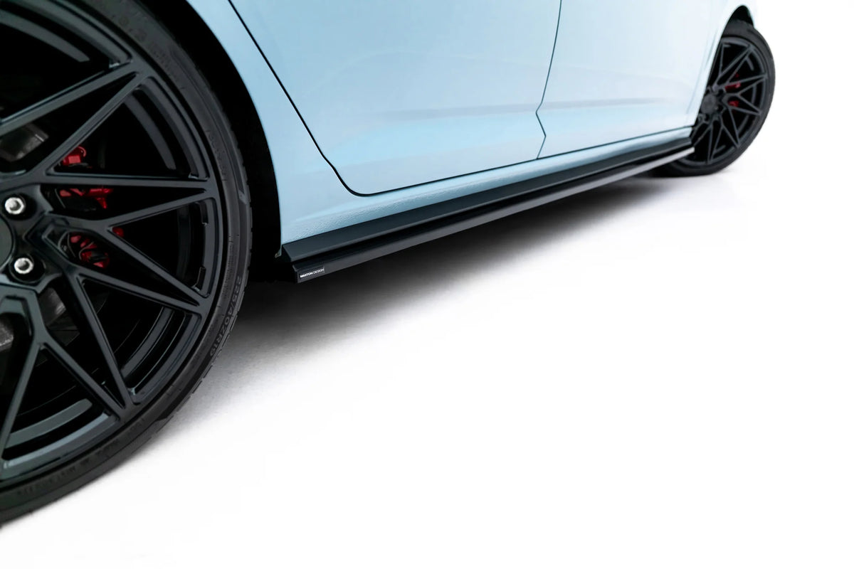 Sideprofil av Volkswagen Jetta GLI Mk7 med monterte sideskjørt diffusers