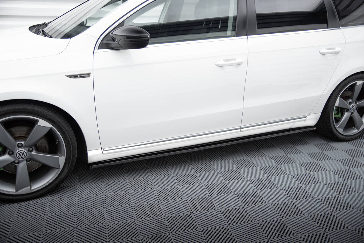 Sideskjørt-diffusorer for VW Passat B7 vist ovenfra med strukturert svart overflate