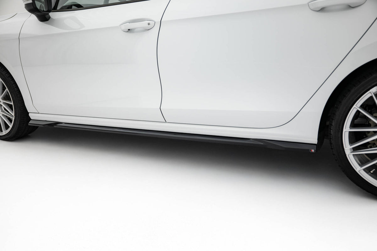 Nærbilde av sideskjørt-diffusor i strukturert svart ABS-plast for VW Passat B9