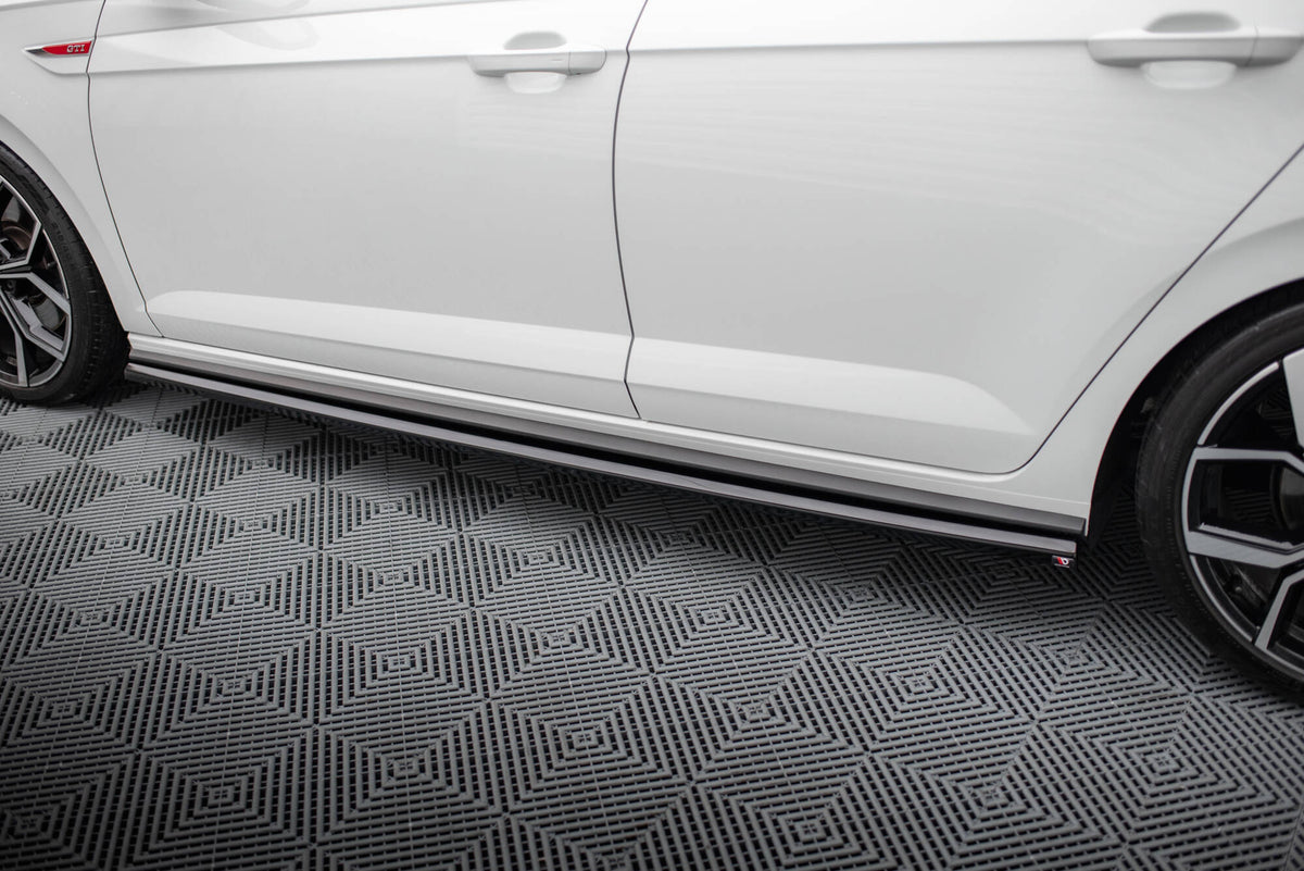 Sideskjørt fra Maxton Design til VW Polo GTI Mk6 Facelift med hvit stripe, sett forfra