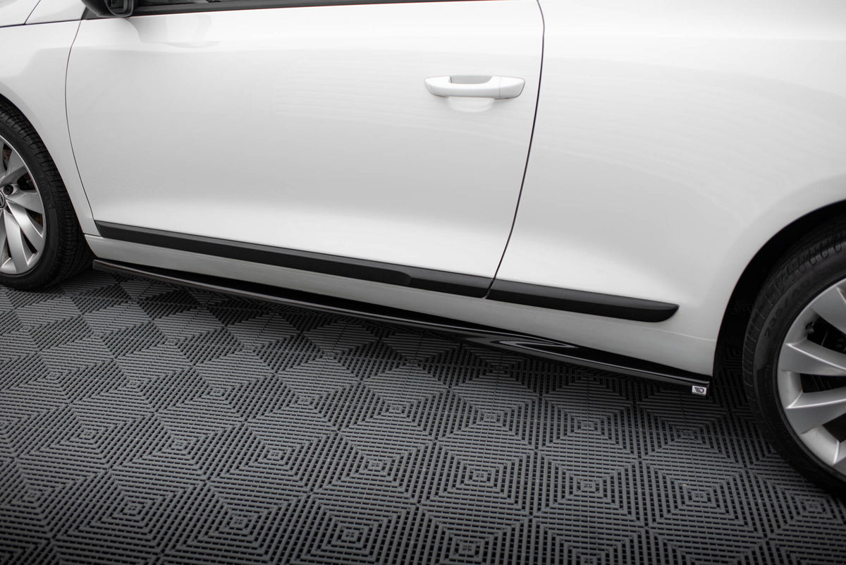 Nærbilde av sideskjørt-diffusor for VW Scirocco Facelift i strukturert svart ABS-plast