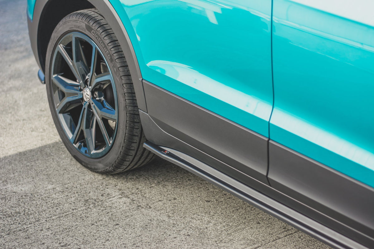 Par med sideskjørt til Volkswagen T-Cross lagt ut med festemateriell