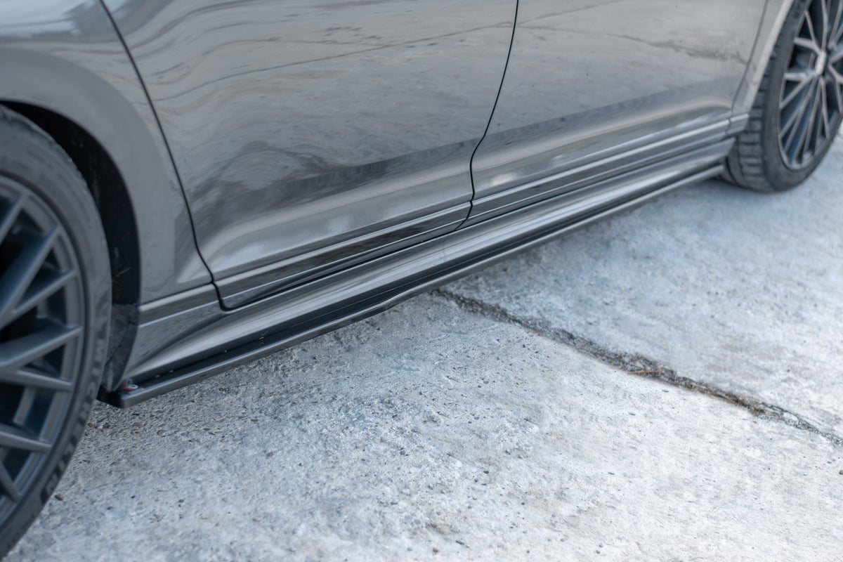 Sideskjørt diffusorer til VW Passat R-Line B8, sett ovenfra på flat bakgrunn