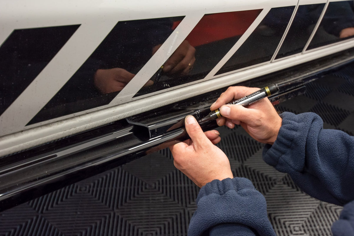 Sideskjørt VW T6 montert på hvit Transporter sett fra siden