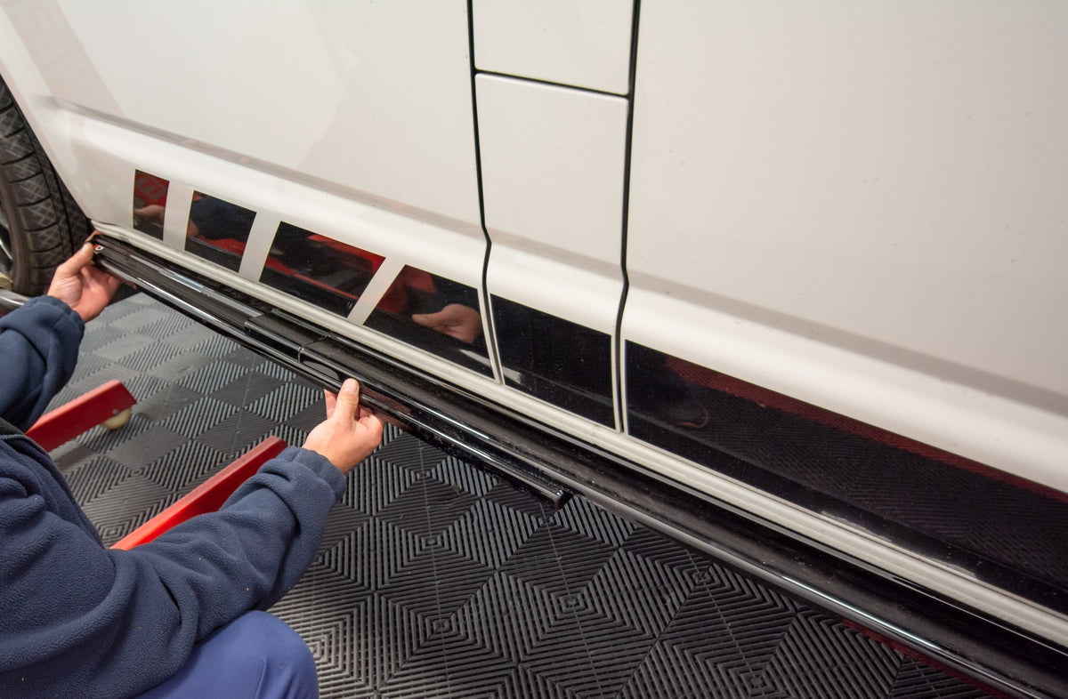 VW T6 sideskjørt diffuser montert visning fra lav vinkel