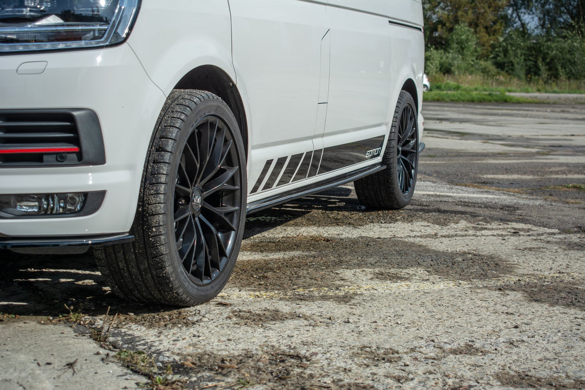 Sideskjørt VW T6 monteringsdetalj ved hjulbue
