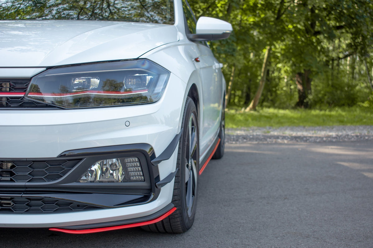 Nærbilde av sidesplitter foran i Gloss Black på Volkswagen Polo Mk6