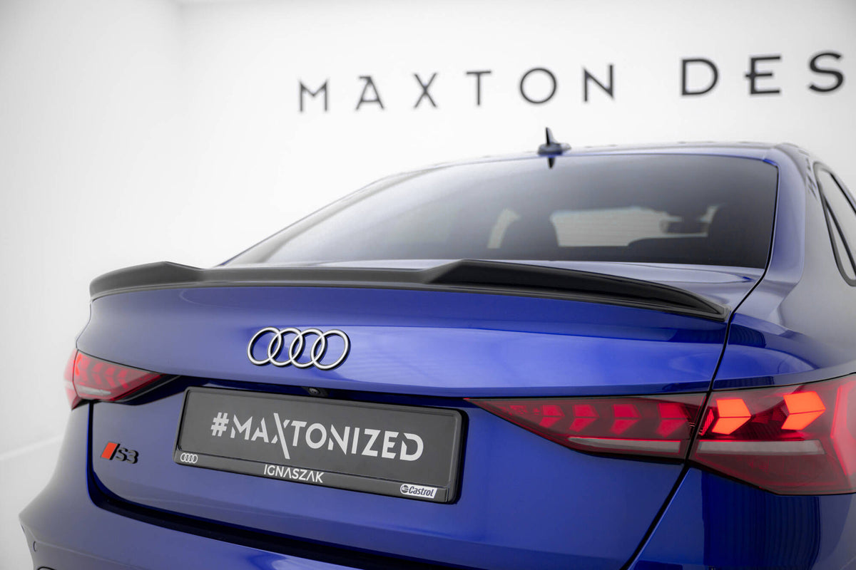 Spoiler Cap 3D i blank sort ABS montert på hekken til Audi A3 S-Line Sedan 8Y Facelift