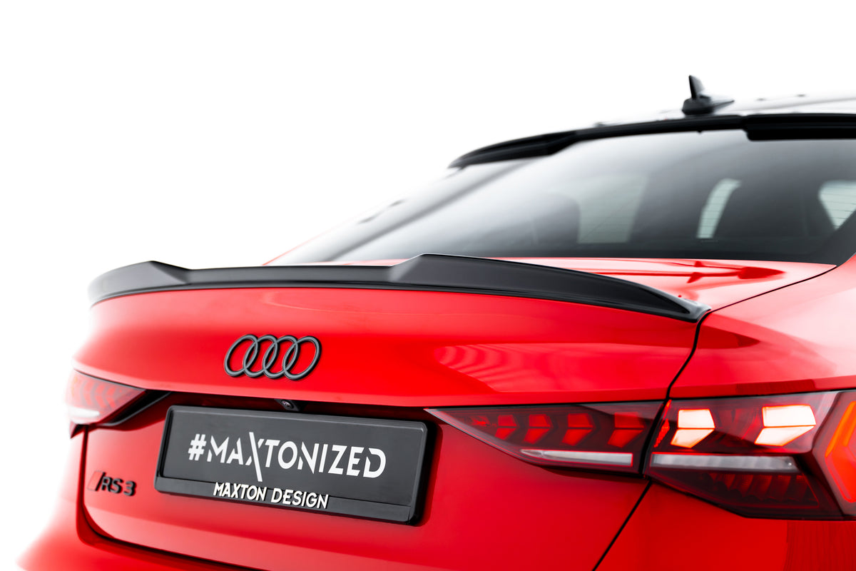 Spoiler Cap i blank sort ABS montert på bakluken til Audi RS3 Sedan 8Y Facelift