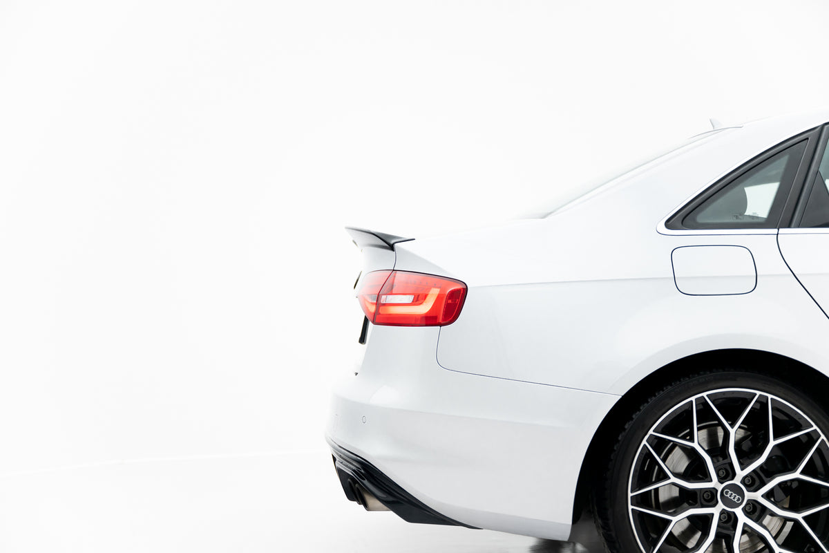 Sort spoiler cap montert på hekken av Audi S4 Sedan B8 Facelift, skrå vinkel