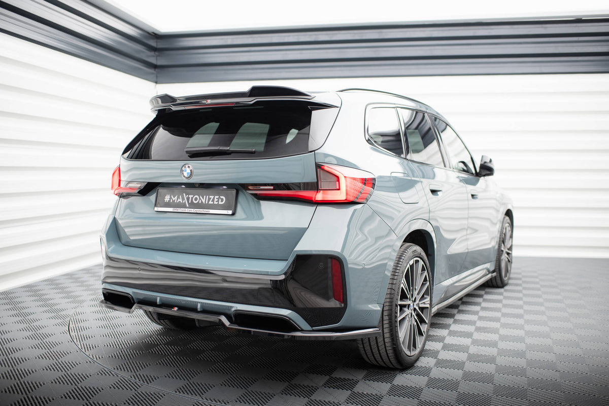 Nærbilde av Maxton Design spoiler i ABS-plast på BMW X1 U11 M-Pakke med glossy overflate