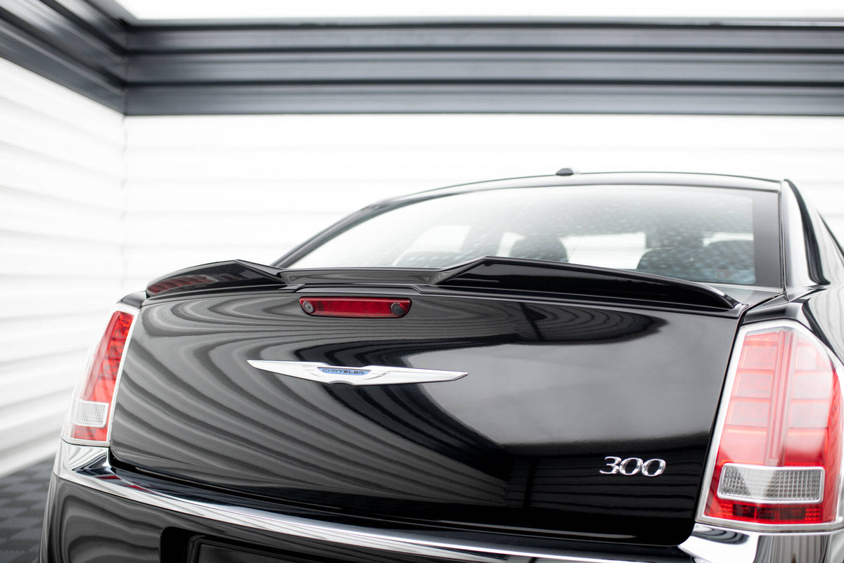 Spoiler cap 3D til Chrysler 300 Mk2 i sort ABS-plast sett bakfra