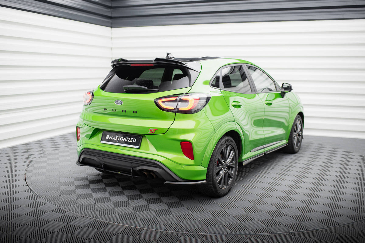 Spoilerforlenger 3D montert på Ford Puma ST-Line X i nærbilde av hekken
