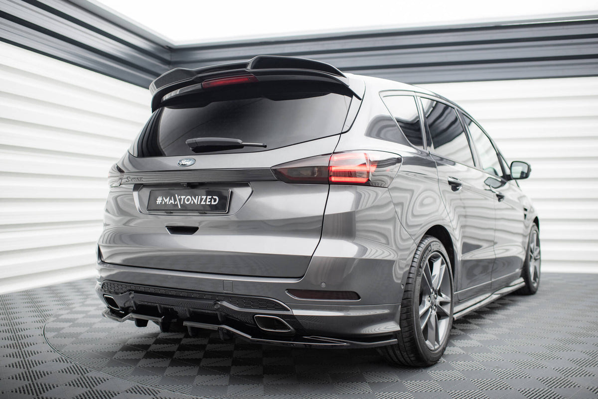 Maxton spoilerforlenger montert på bakluka til Ford S-Max ST-Line, skrå vinkel