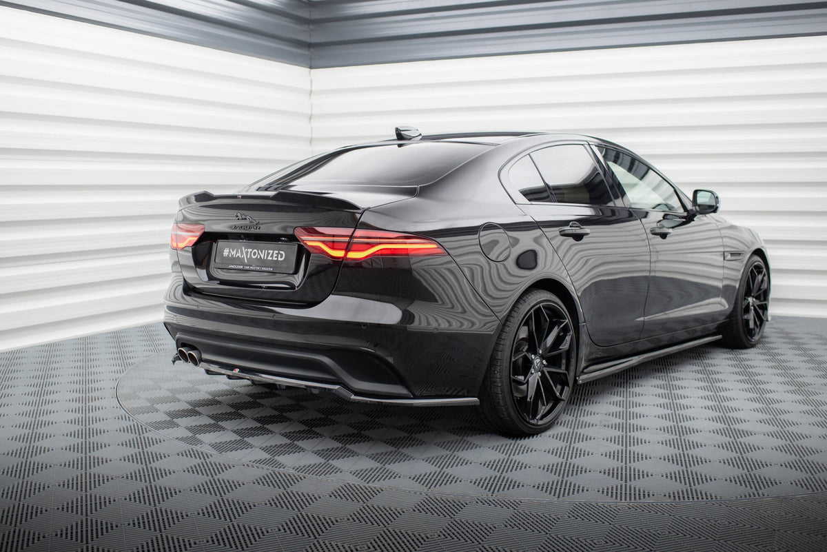 Spoiler cap montert på bagasjelokket til en Jaguar XE Facelift, sett bakfra