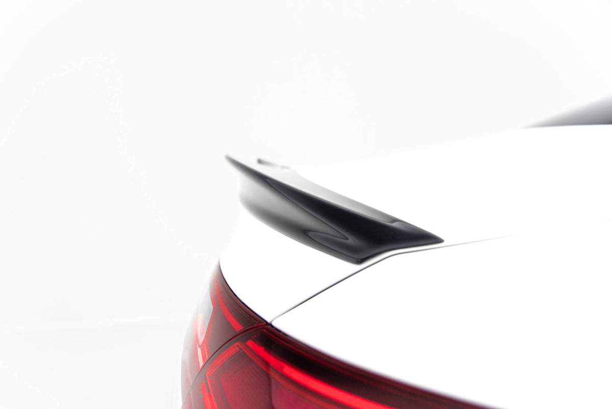 Nærbilde av spoiler cap i ABS-plast til Mercedes CLA C118 Facelift