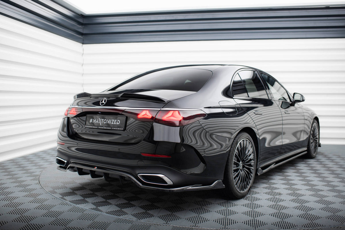 Maxton Design spoilerforlenger montert på Mercedes E W214 hekk, skrå vinkel