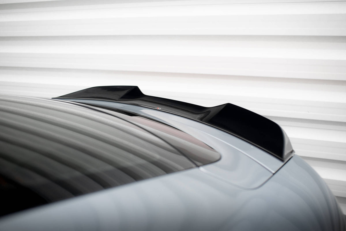 Nærbilde bakfra av Spoiler Cap 3D på Porsche Taycan med LED-baklys synlige under spoileren