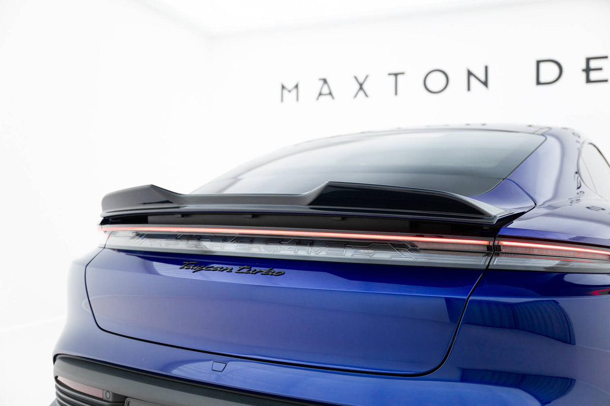 Spoiler Cap 3D fra Maxton Design montert på blå Porsche Taycan Turbo S MK1, sett bakfra på bagasjelokket