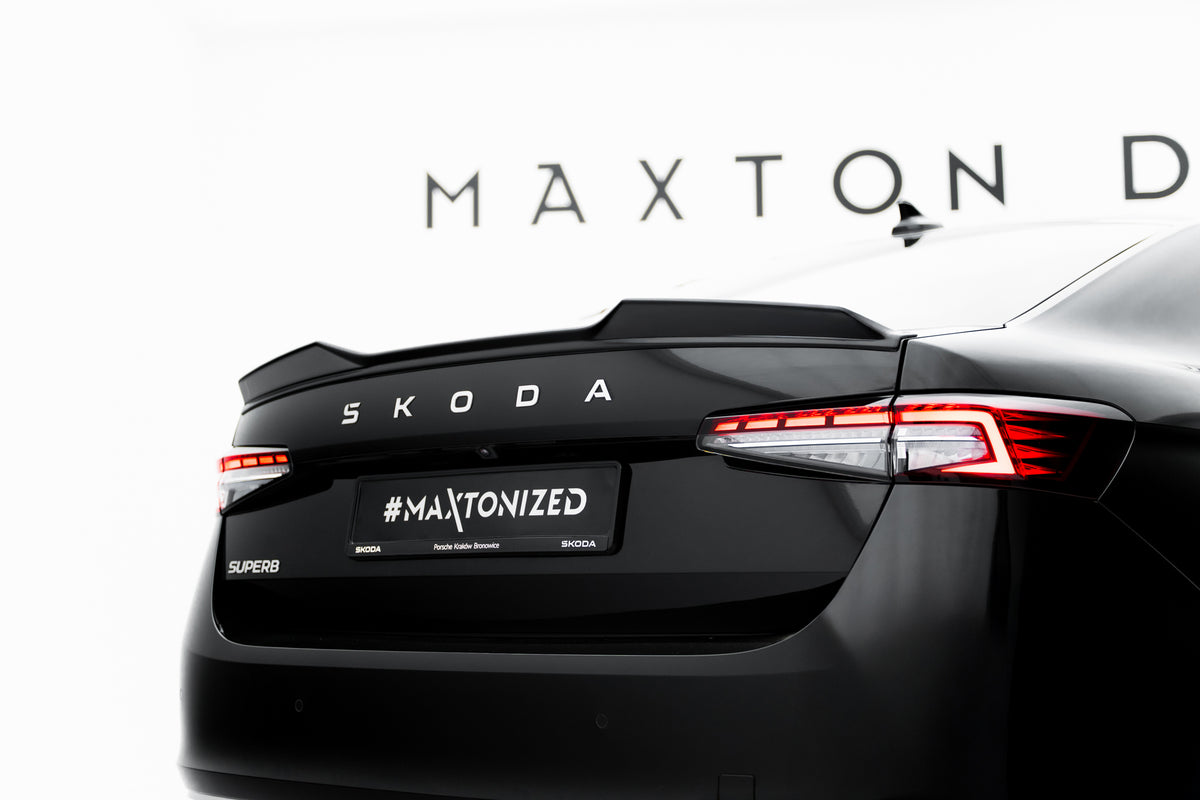 Spoiler cap 3D til Skoda Superb Sedan MK4 sett ovenfra mot strukturert svart overflate