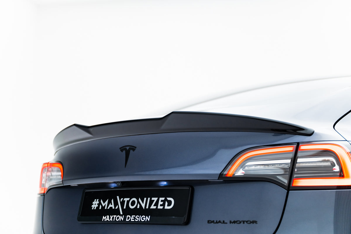 Spoiler montert på bakluken til Tesla Model 3 sett fra siden