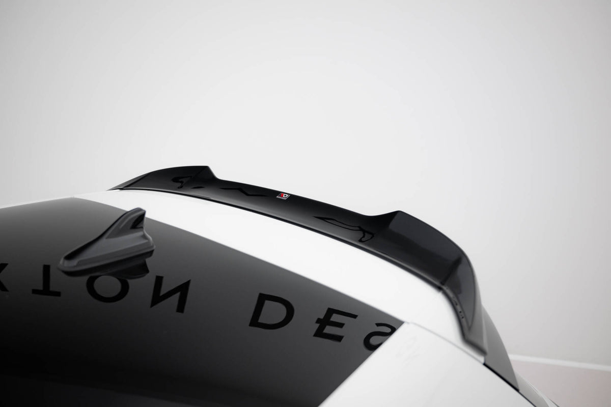 Bakspoiler til VW Golf 8 GTI / GTE sett rett bakfra med baklykter synlig