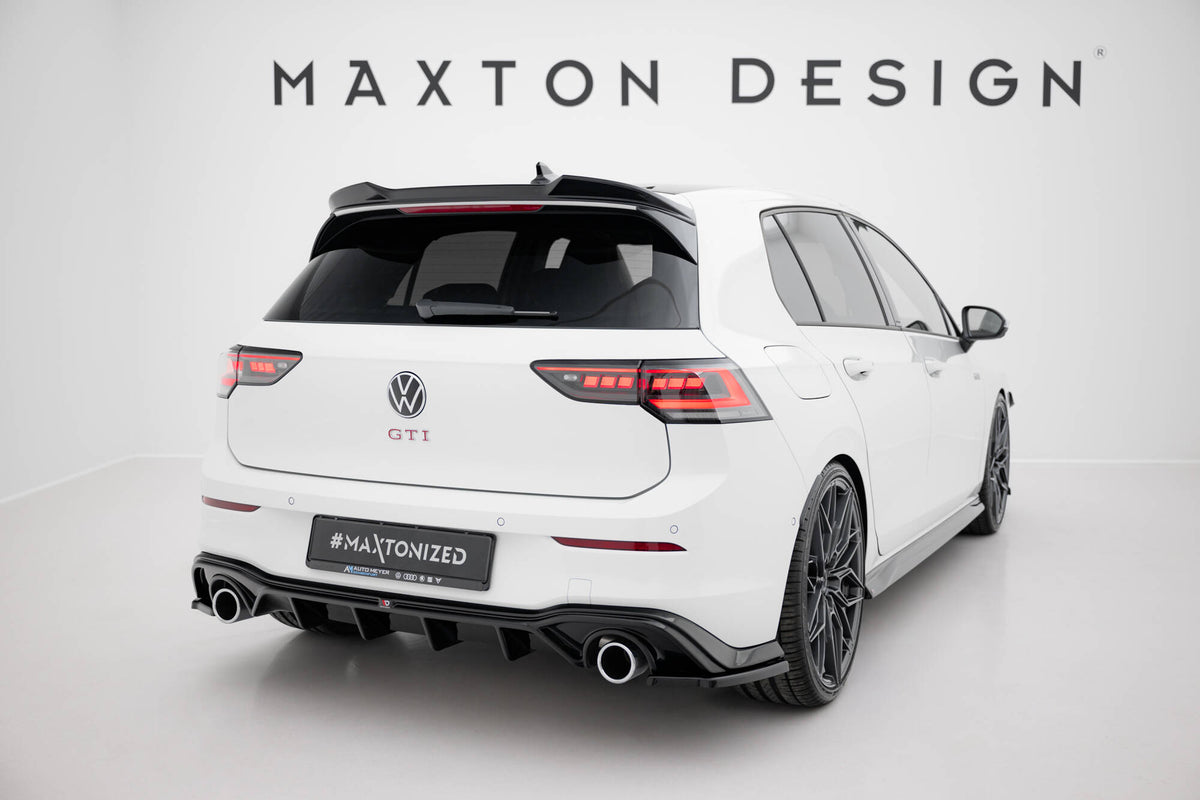 Hekkspoiler til VW Golf 8 GTI / GTE – nærbilde av overflaten med blank svart finish