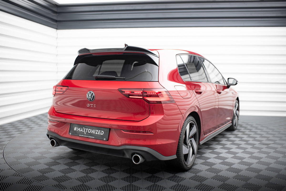 Spoiler for VW Golf 8 GTI / GTE sett rett bakfra med baklykter synlig