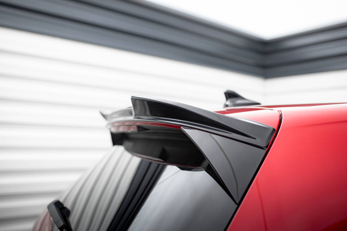 Bakspoiler til VW Golf 8 GTI / GTE installert på svart Golf 8 med felger