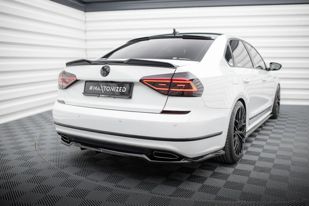 Spoilerforlengelse fra Maxton Design montert på hekken til VW Passat GT i nærbilde