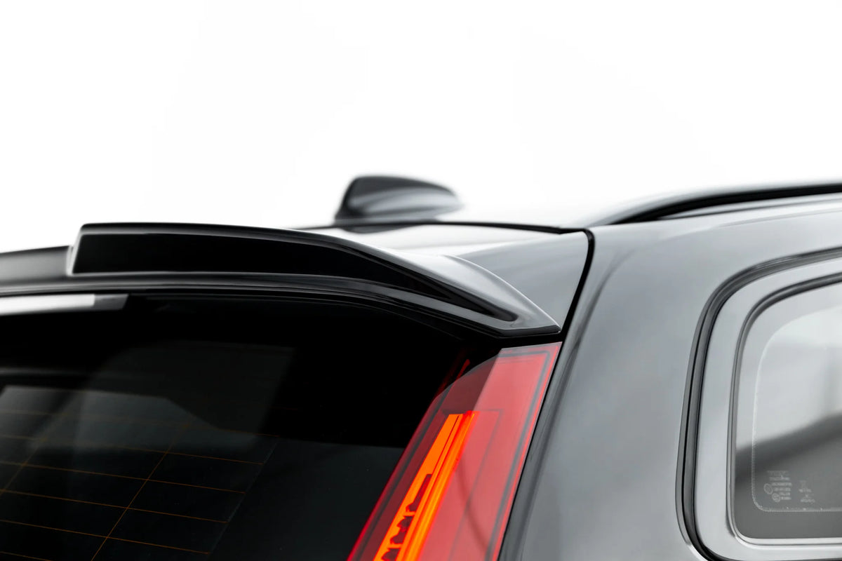 Nærbilde av 3D spoiler cap på bagasjeromskanten til Volvo V60 R-Design